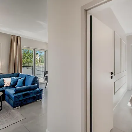 Azure Seaside - Luxury With Terrace, Balcony And Parking In Apartmán